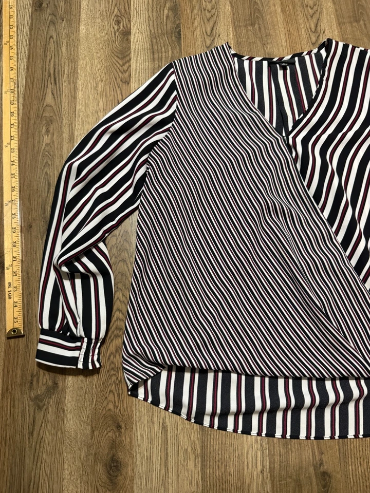 Blusa Alfani para mujer talla mediana, negra blanca roja a rayas manga larga cuello en V Foto 3 de 4