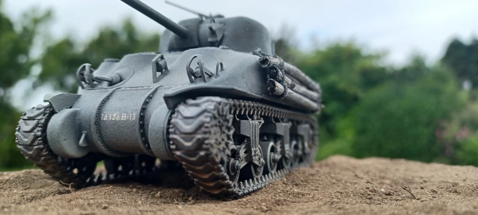 U.S. Medium Tank M4A1 Sherman Fury Logs Built + Painted WW2 Tank Model (1/48) - Image 2 of 4