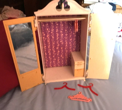 Barbie Susy (Suzy) Goose Vintage 1964 Wardrobe Closet with hangers, PLEASE READ!