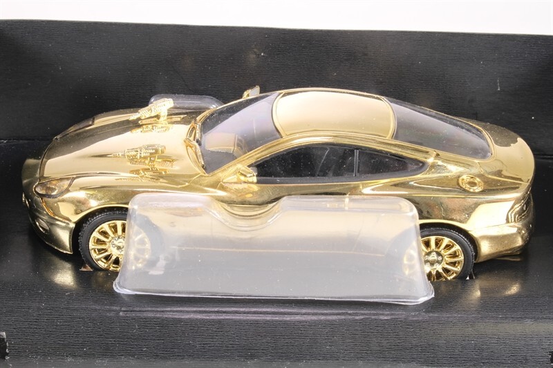 Corgi Aston Martin V12 Vanquish James Bond 007 40th