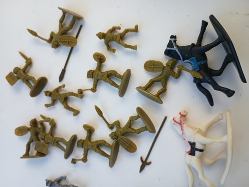 Vintage Marx? Miniature Castle Playset knights horses figures Medieval Lot - Picture 3 of 3