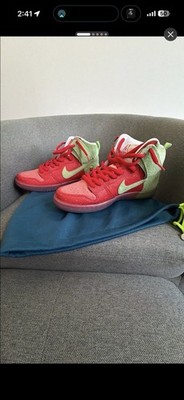 Nike SB Dunk High strawberry cough