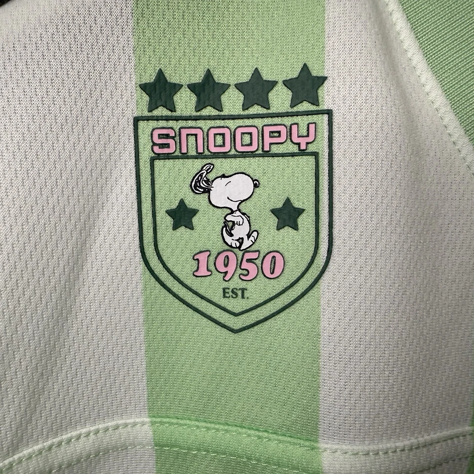 Camisa gráfica Peanuts Snoopy feminina L Charlie marrom rosa e verde - Imagem 2 de 4