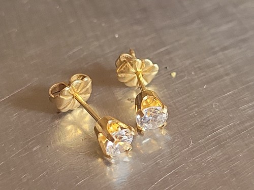 Vintage 14K Yellow Gold & 1/4 Carat Lab Grown Diamond Earrings - S◇K - 0.8 g.