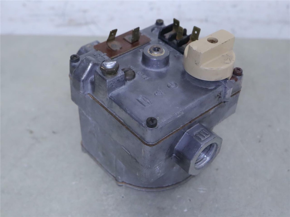 Carrier Bryant Payne Gas Valve 301273-706 Robertshaw 646AX-2