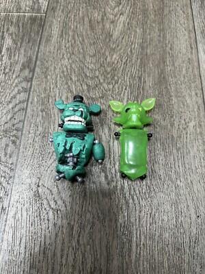 2 x Five Nights At Freddy s Figuren *Sold As Seen*
