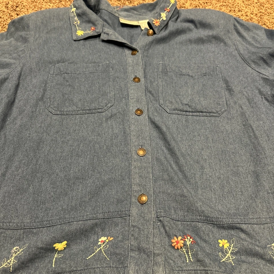 Blusa de Colección Napa Valley Floral Bordada Denim Abotonada Manga Corta 2X B28 Foto 2 de 4
