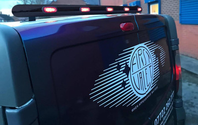 Dachträger hinten schwarz + rote LEDs passend für Nissan Primastar 2022 + Van Tube Zubehör