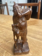 Asiatischer Wanderer / Bauer auf  Stock gest�...