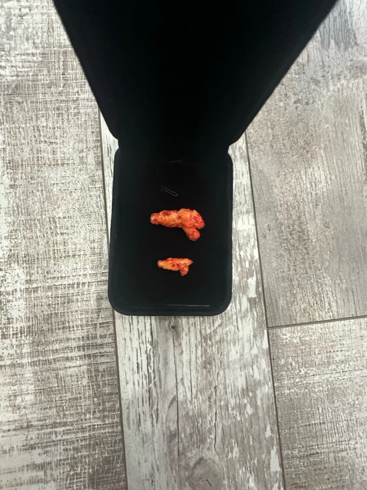 Super Ultra Rare Call Of Duty Zombies Ray Gun Shaped Flaming Hot Cheetos Set - Bild 4 von 4