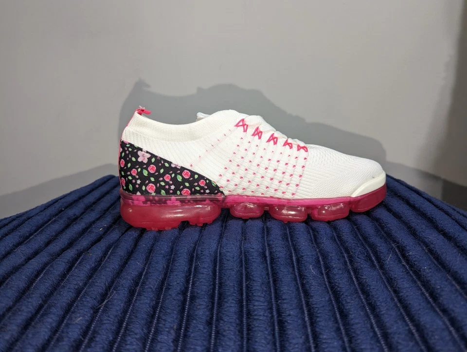 白色花卉系带时尚运动鞋(全新) — 第 3/4 张图片