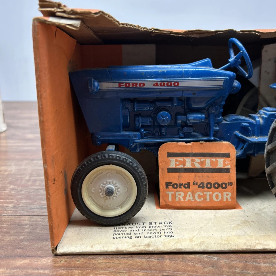TRACTOR FORD 4000 11" DE COLECCIÓN ERTL AÑOS 70 Die Cast Metal Tractor Sin Pila Caja Naranja Foto 2 de 4