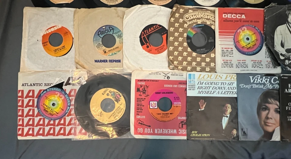 Lot of 40 7" 45 RPM Single Vinyl 50s 60s 70s 80s Newton John Bee Gees Quiet Riot - Image 4 of 4