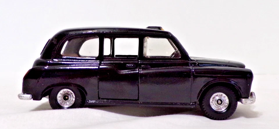 Corgi Featuring AUSTIN LONDON TAXI - 1/43 - No Case/Box - Image 3 of 4