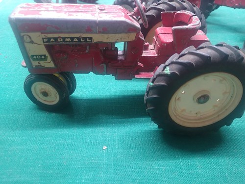 IH International Lot Of 5 1:16 Farm Tractors & Wagon For PARTS and Restoration - Picture 7 of 19