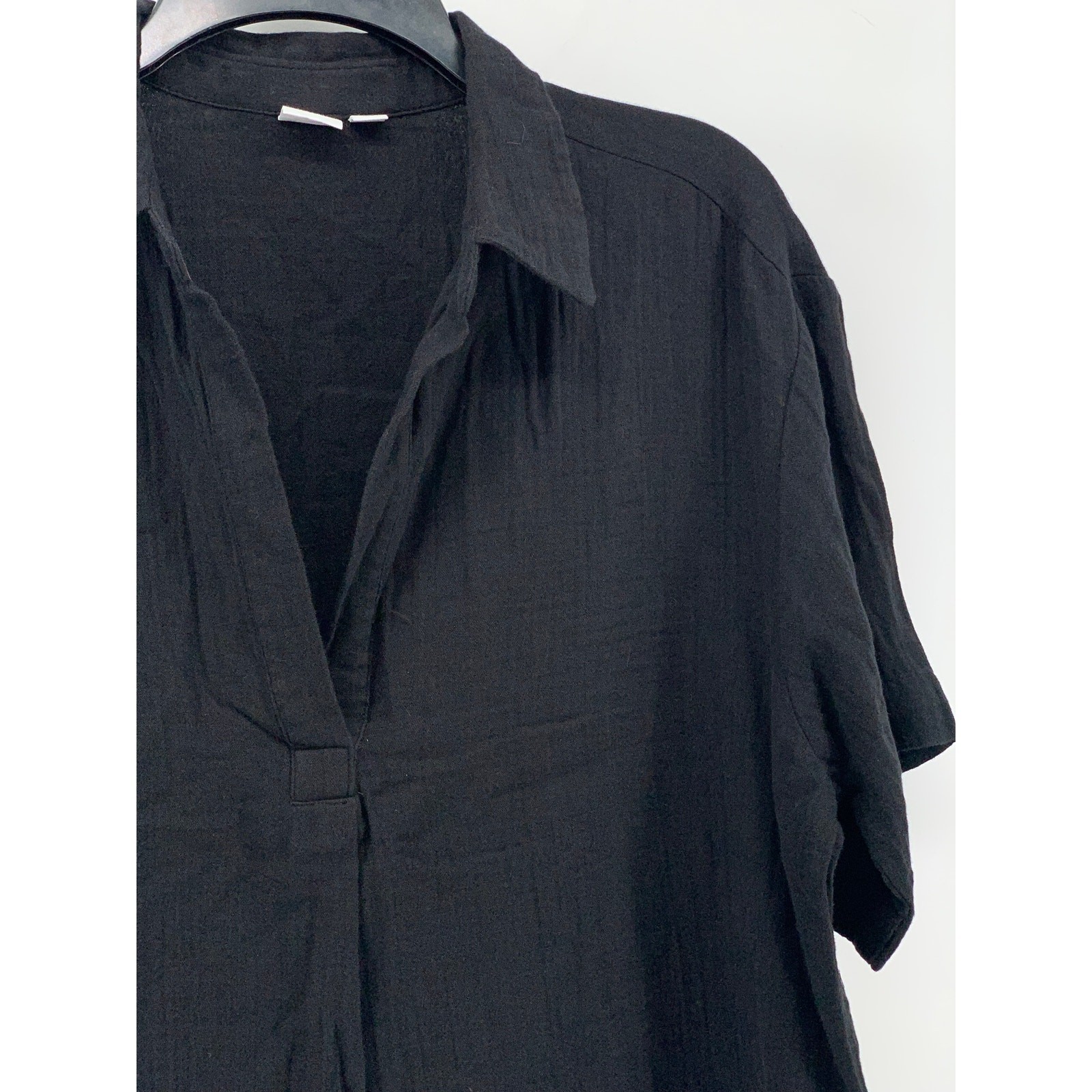 GAP Women's Black Solid Lightweight Split-Neck Sh… - image 5