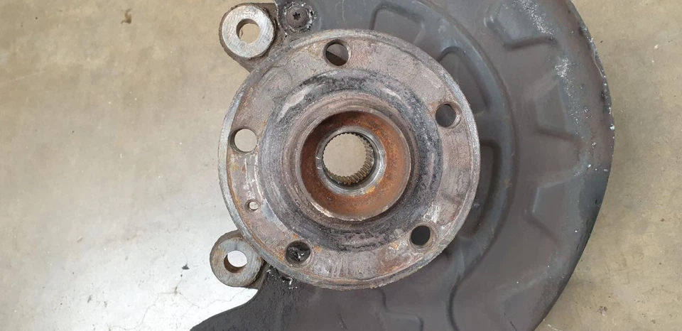 VW Golf MK7 (A7) (5G) 2016 1.6 TDI Auto Left Front Hub with Bearing 5WA407621 - Image 2 of 4