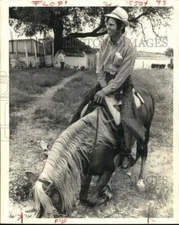 1971 Press Photo El Cordobes, shows off his horse Chulo, as he bows for photo