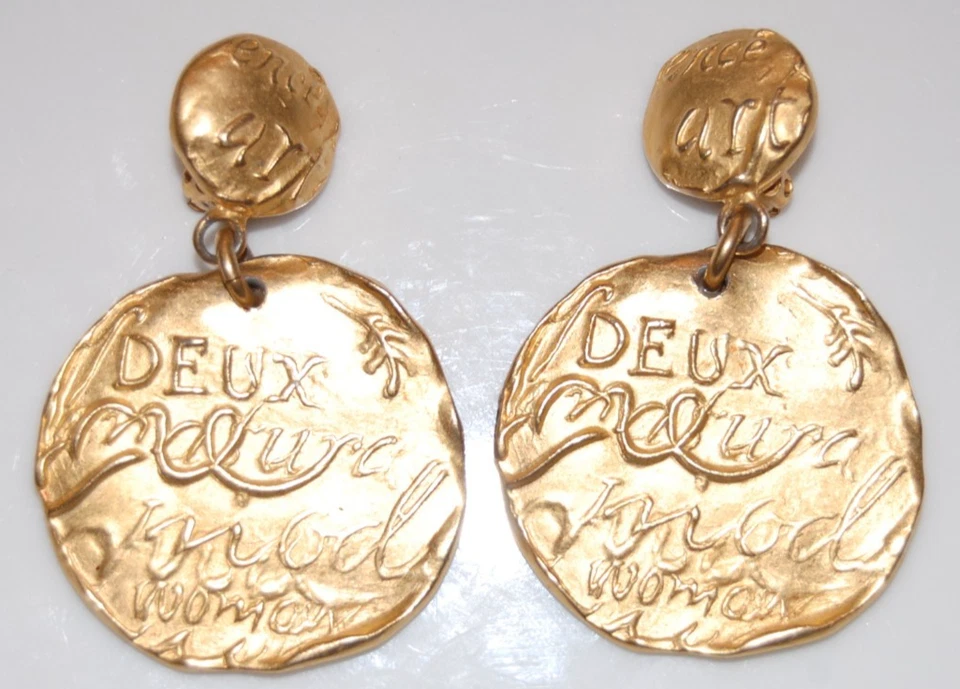 BRINCOS RAROS VINTAGE DONNA KARAN COUTURE GRANDE MOD MULHER GOTA DOURADA CLIPE PENDURADO - Imagem 2 de 4