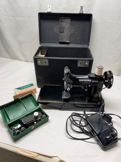 ESTATE FRESH AL74095 BLACK SINGER 221 FEATHERWEIGHT SEWING MACHINE W/ CASE NR