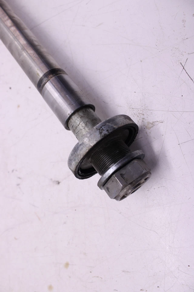 98-03 YAMAHA YZF R1 OEM REAR BACK SWINGARM BOLT SUSPENSION PIVOT AXLE Foto 2 de 3