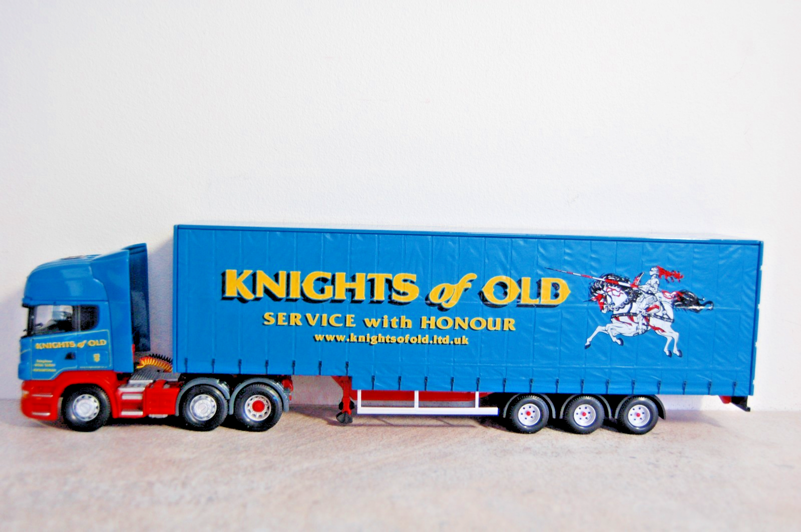 CORGI CC13706 SCANIA R  STEP FRAME CURTAINSIDE KNIGHTS OF OLD
