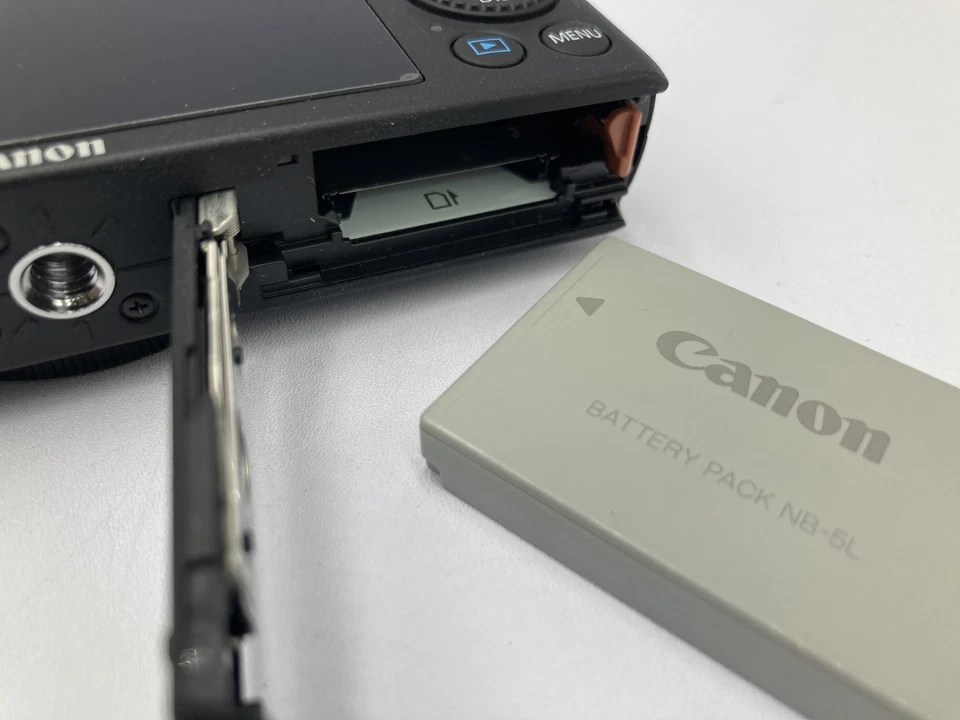 Excellent Canon PowerShot S100 12.1MP Digital Compact Camera B220 - Image 3 of 4