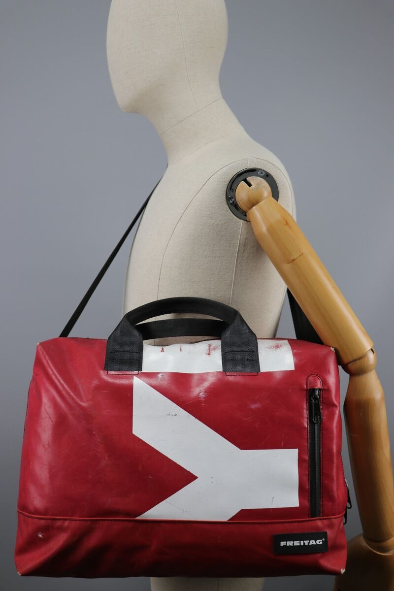 FREITAG F305 Roy Recycled Red PVC Crossbody Messenger FREITAG F305 Roy Recycled Red PVC Crossbody Messenger