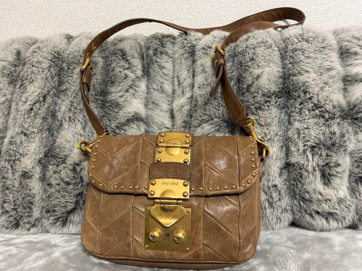 ショルダーバッグ・ポシェット Miu Miu Brown Leather Shoulder Bag Miu Miu Camel Leather Shoulder Bag in Brown | Lyst