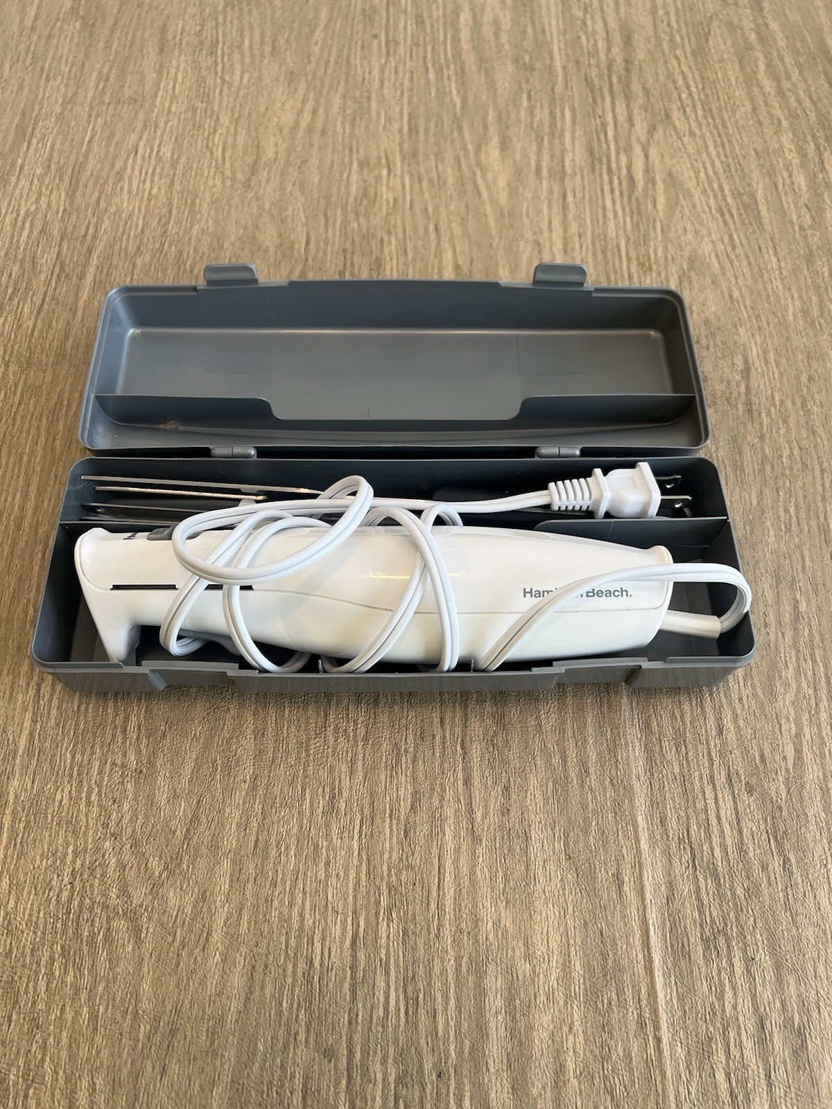 Hamilton Beach Electric White Carving Knife w/Fork & Storage Case, Pristine!!