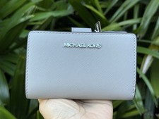 MICHAEL KORS JET SET TRAVEL MEDIUM BIFOLD COIN ZIPPER WALLET PEARL GREY