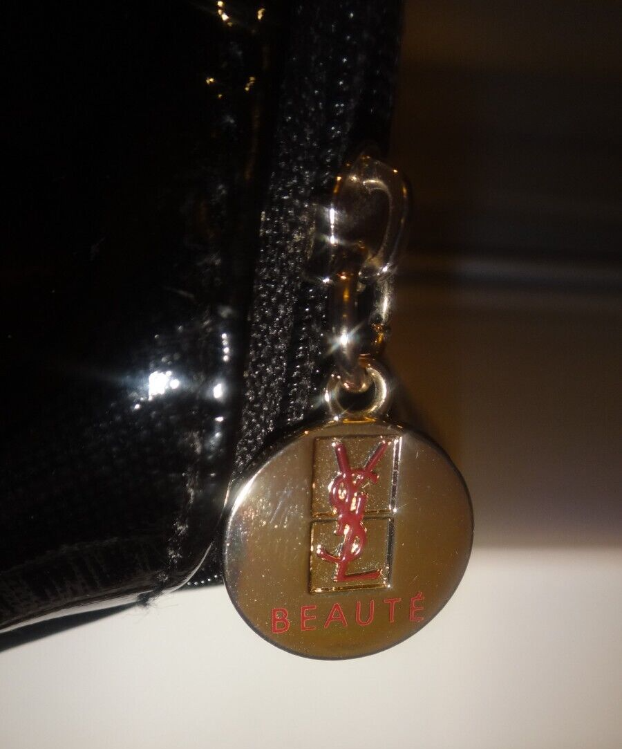 Borsa per trucco rotonda Yves Saint Laurent bellezza nera finto brevetto con cerniera rotonda