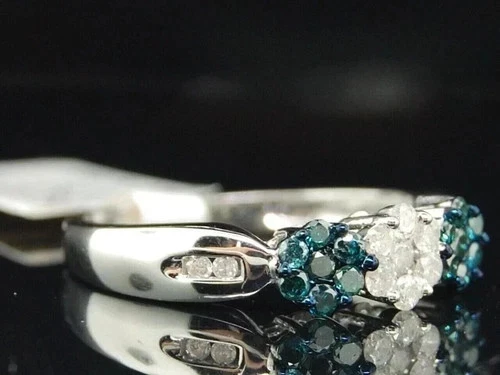 Alianza de boda con flor de topacio simulado de corte redondo de 2 quilates enchapado en oro blanco de 14 k Foto 2 de 4