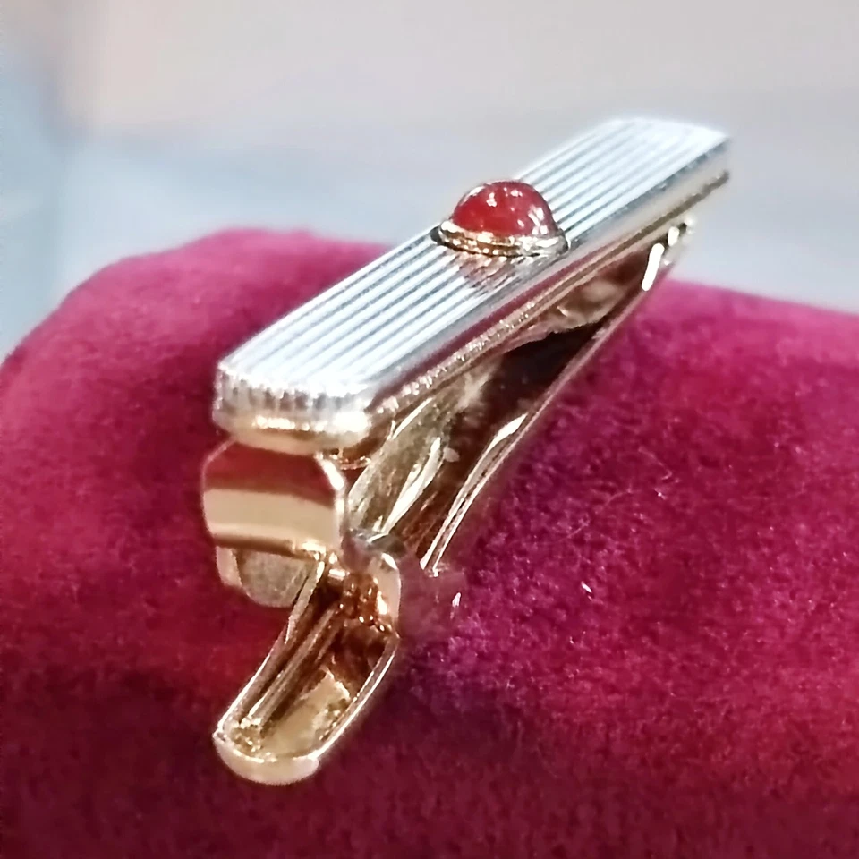 Barra de clip para corbata Yves Saint Laurent tono plateado y dorado con piedra de cornalina Foto 4 de 4