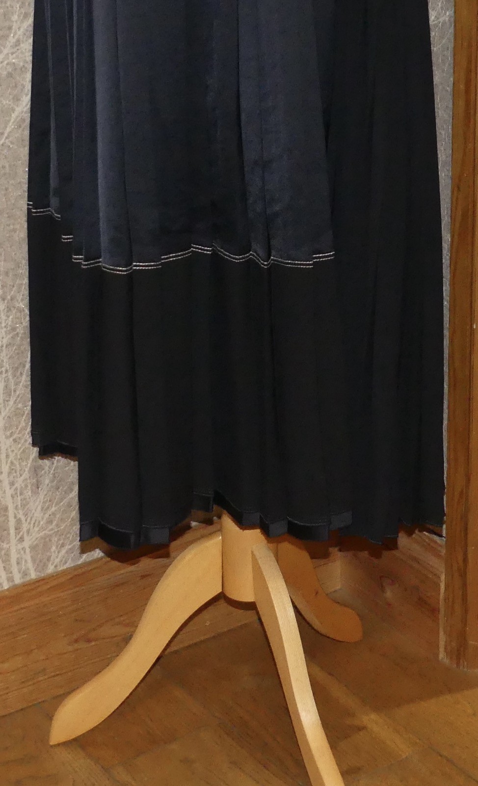 RARE ZARA LIMITED EDITION NAVY & BLACK SATIN PLEAT MIDI SKIRT S image 4