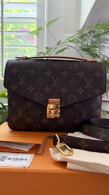 Louis Vuitton Pochette Metis Monogram Canvas M44875
