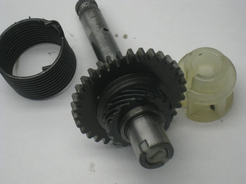 Suzuki TC90 1970 Blazer Kickstart eje/engranaje guía de resorte y placa Foto 3 de 4