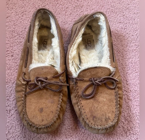 Pantofole mocassino UGG Dakota in castagno marrone scamosciato US 8