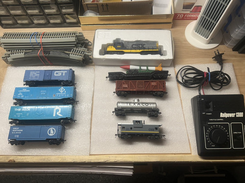 Bachmann Train Track Oval - Walthers CSX locomotive - 8 cars + Railpower 1300