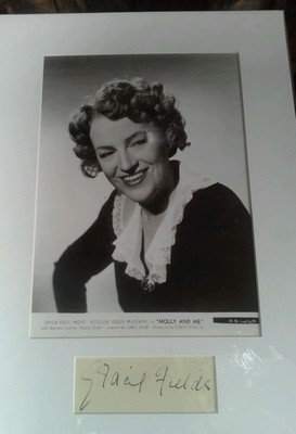 HANDSIGNIERTE AUTOGRAMM ALBUMSEITE VON GRACIE FIELDS 1940er MIT S/W PROMO FOTO