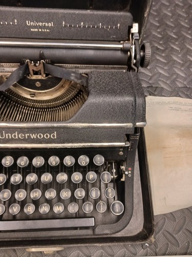 Macchina da scrivere portatile vintage Underwood universale vecchia antica funzionante - Foto 5 di 10