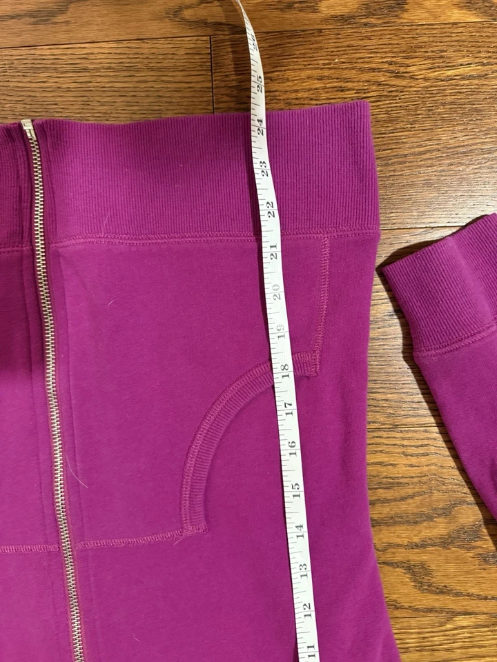 Sudadera con Capucha VS Angel Cremallera Color Frambuesa, Lentejuelas Doradas Talla M Usada en Excelente Condición Foto 4 de 4