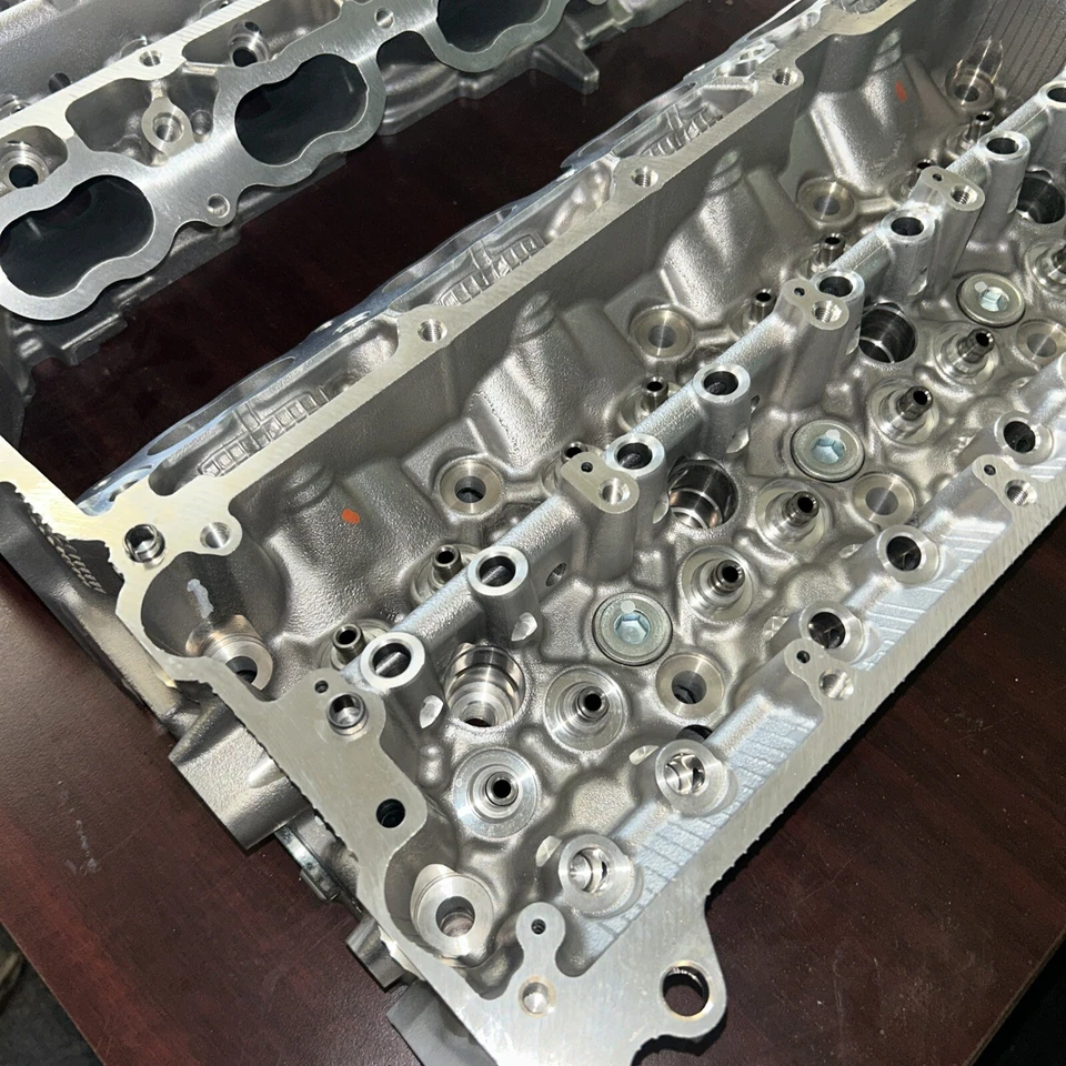 Culatas izquierda/derecha Lexus GX460 Lx570 2017-2021 11102-39335 11101-09650 Foto 2 de 4