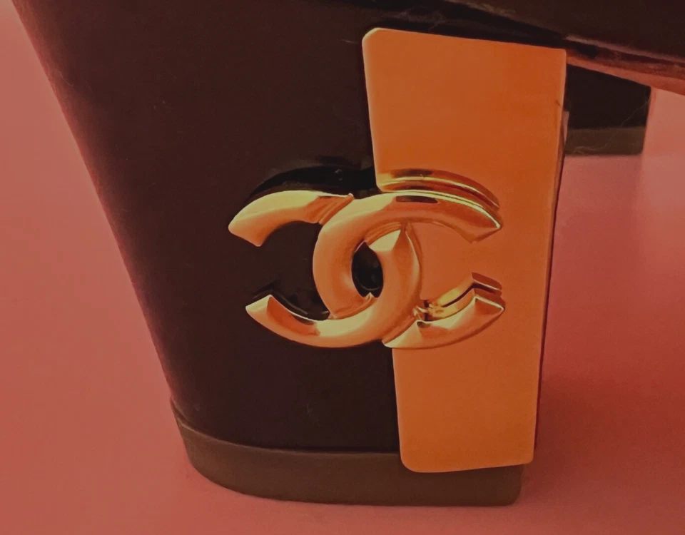 Chanel 2009 Cruise Collection Black Patent Leather Heels – Gold “CC” Hardware – - Image 2 of 4