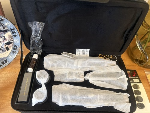 Mendini by Cecillio Bb Clarinet with Case, Stand, Mouthpiece, 10 Reeds, Gloves - Picture 3 of 5