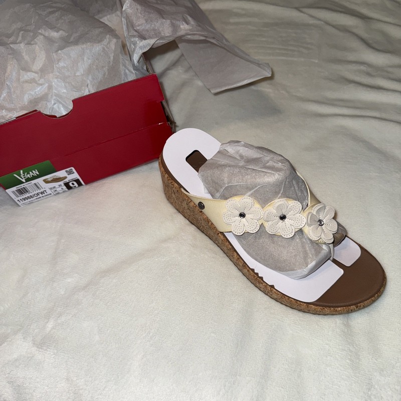 New In Box Skechers Women’s Size 9 Rare Blossom Sandals Arch Support