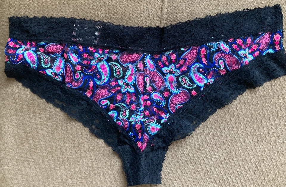 NUEVO CON ETIQUETAS CANDIE'S Intimates Micro Encaje Cheeky Panty Negro Paisely Grande Foto 4 de 4