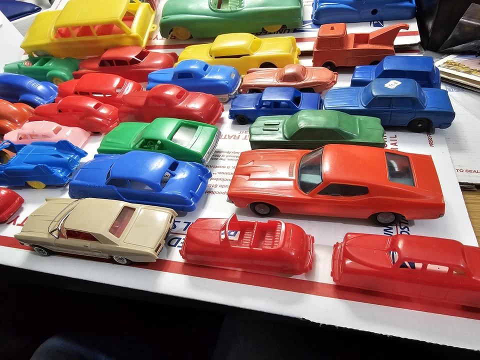 LOT 30+ PCS VINTAGE PLASTIC MOLD TOY CARS RENWALL WYANDOTTE EURO BRANDS - Image 2 of 4