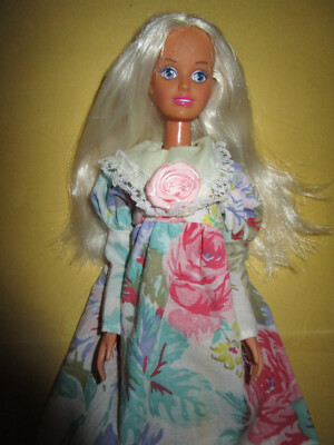 B457) SÜSSE ALTE BLONDE VINTAGE HASBRO DOLL ALTES BUNTES KLEID+FLACHE SCHUHE