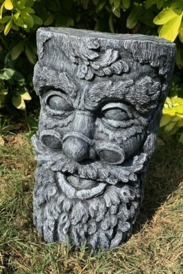 STEINGARTEN GRÜNER MANN BAUMSTUMPF SOCKEL SCHWARZ-WEISS BETON ORNAMENT
